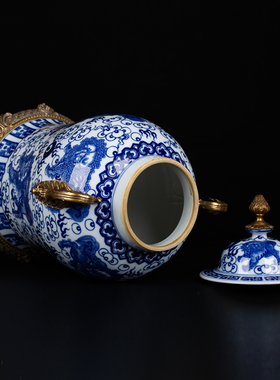 贵夫人铜镶瓷青花祥云狮子耍绣球双耳铜卷草将军罐景德镇中式摆件