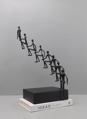 现代简约抽象铸铁步步高升人物雕塑摆件客厅玄关书房软装家居饰品