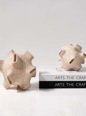 北欧艺术扁嘴球树脂米色几何抽象摆件样板间售楼部客厅软装饰品