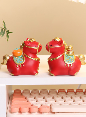 马年喜庆新年红色小马桌面工艺品树脂摆件创意节日文创潮玩公仔