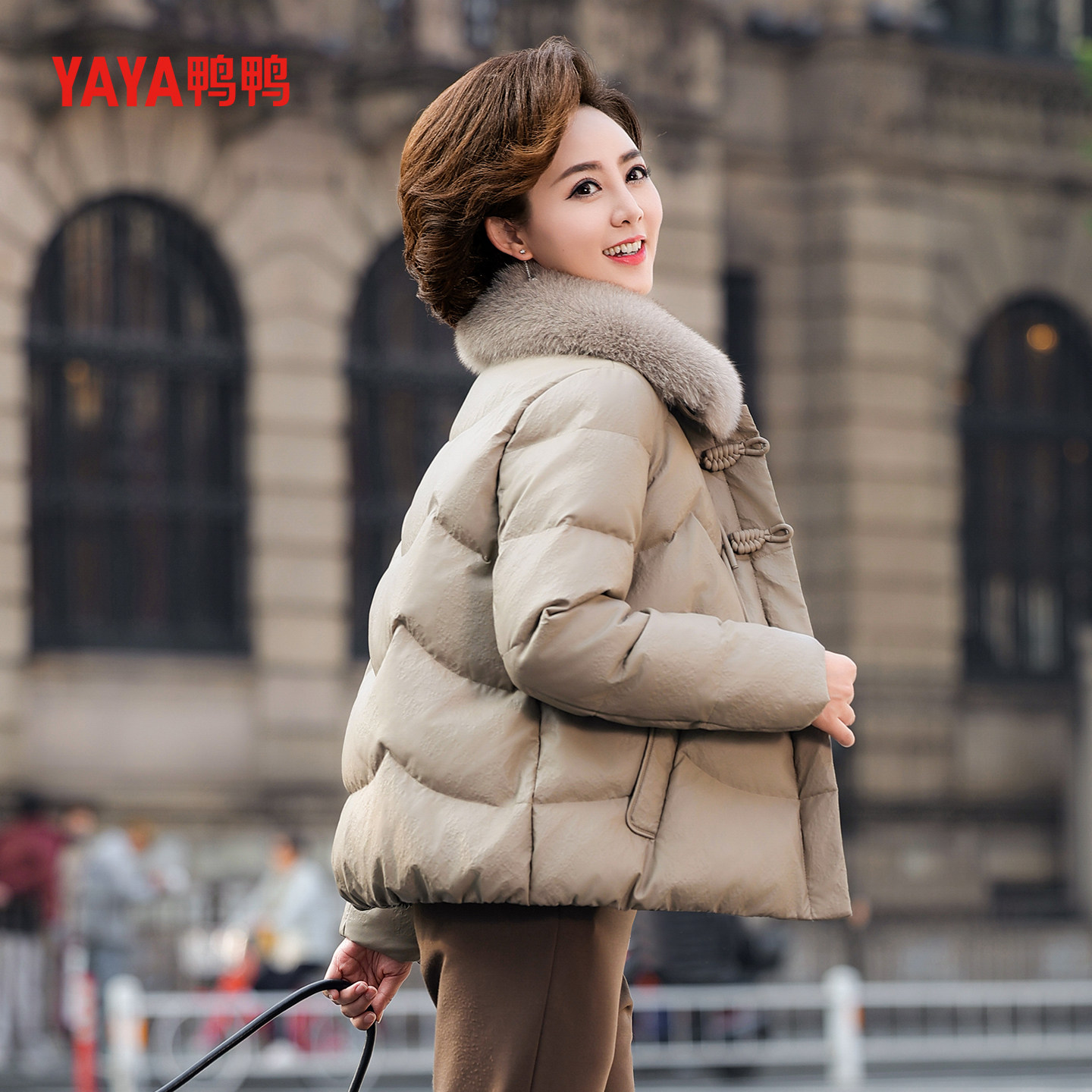 YAYA鸭鸭羽绒服女2025年反季妈妈装加厚保暖时尚狐狸毛领皮面外套