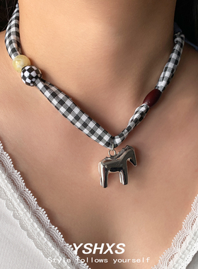 格子丝巾小马吊坠项链
