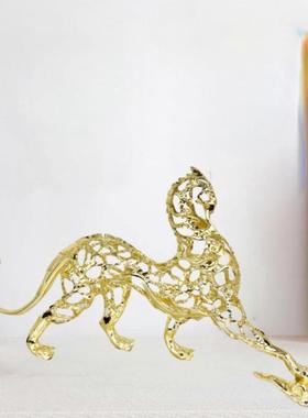 欧式现代简约创意镂空麒麟犀牛雕塑金属动物客厅玄关装饰品摆件。