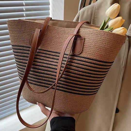One-shoulder crossbody large straw bag