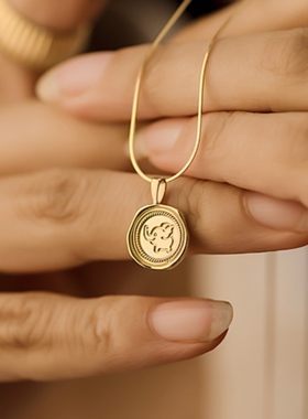 王府井官万珠宝设计师