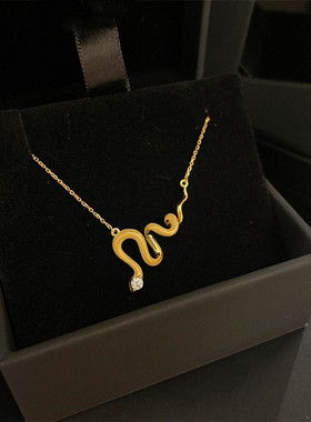 独白北纬三十度灵蛇项链女纯银镀黄金色镶钻本命年生肖蛇形锁骨链