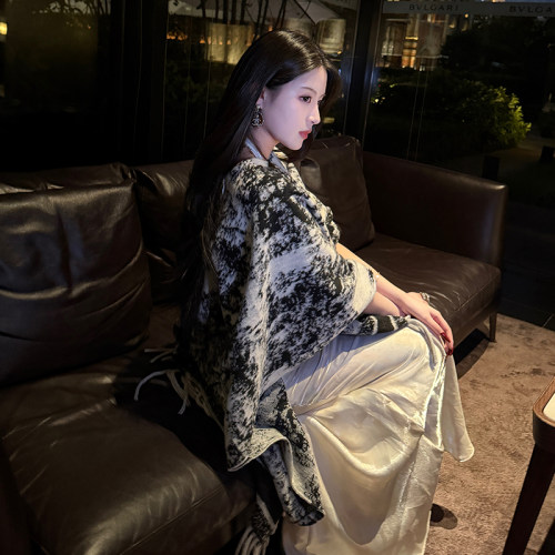 复古水墨画披肩女外搭2026新款韩版高级氛围感披风斗篷百搭围巾女 - 图3