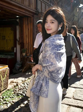 青花树林披肩外搭女2026新款民族风云南旅游薄款空调房围巾纱巾