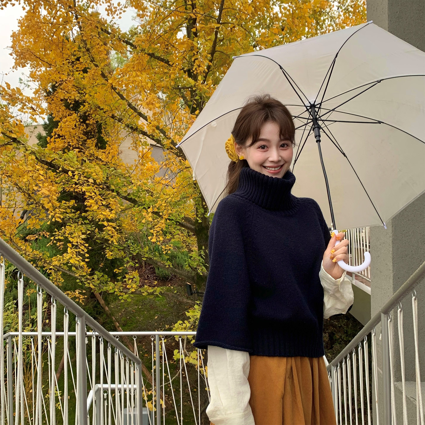 赵幺妹 冬日恋歌 米杏色蓝色高领套头毛衣斗篷针织衫上衣女冬 - 图1