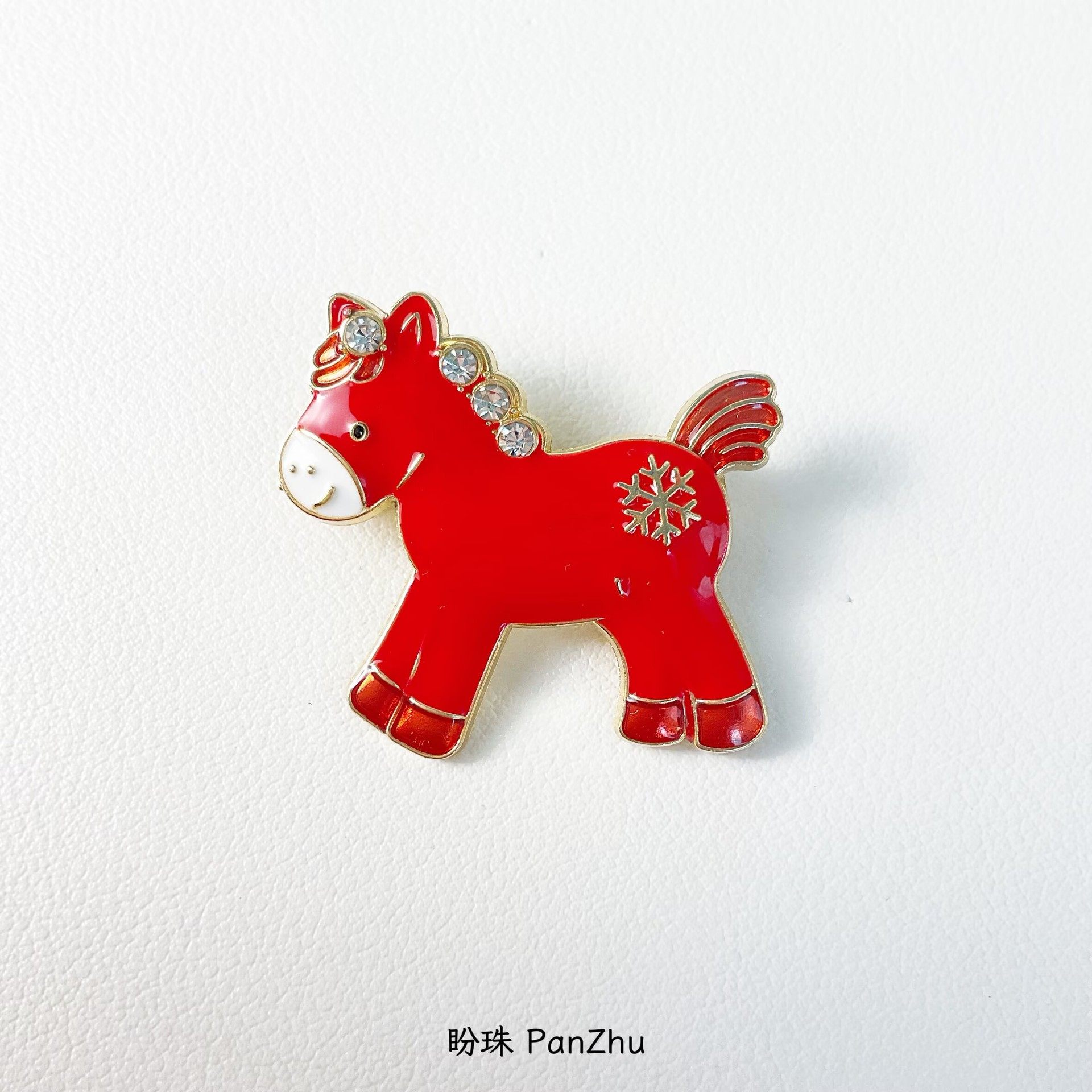 红色小马别针女新款高端时尚胸花大衣配饰礼品套组高级感创意胸花,淘宝优惠券,粉丝福利购,淘宝优惠卷