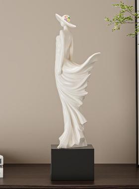 轻奢小众艺术客厅玄关装饰品摆件办公室展示柜细长人物雕塑高级感