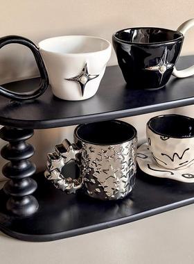 态生活中古风玄关摆件陶瓷咖啡杯酒杯黑色杯架仿真蝴蝶兰花瓶花束