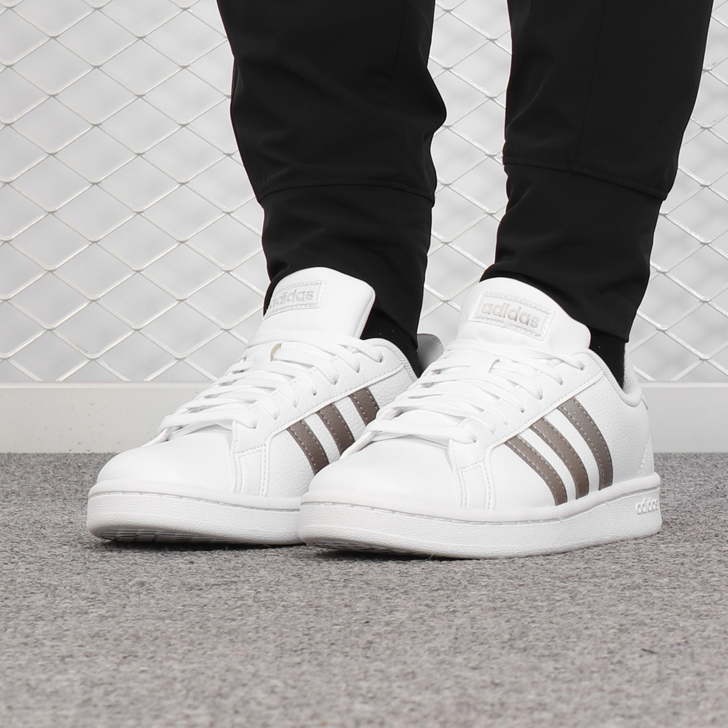 Adidas/阿迪达斯正品 当季新款 女子运动低帮休闲板鞋F36485 - 图2