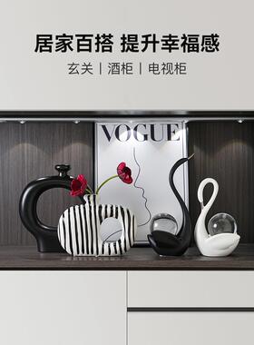 现代简约情侣天鹅摆件创意客厅酒柜电视柜装饰品高档工艺品摆设