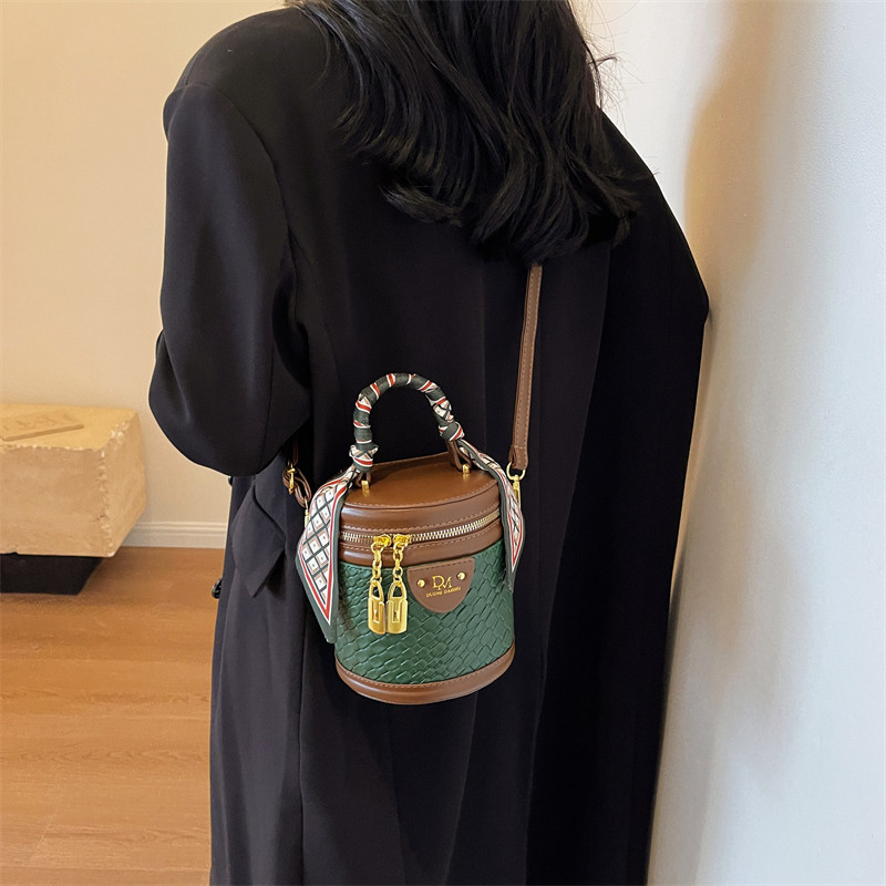 高级复古撞色小包包女2026新款时尚丝巾手提水桶包秋冬质感斜挎包,淘宝优惠券,粉丝福利购,淘宝优惠卷
