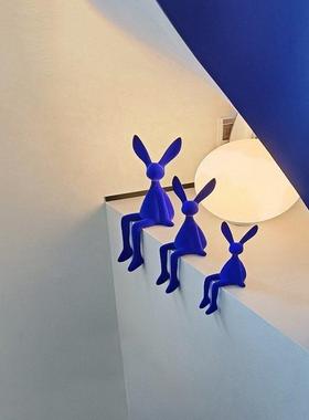 克莱因蓝色植绒坐姿兔子现代轻奢高级感简约桌面网红道具软装摆件