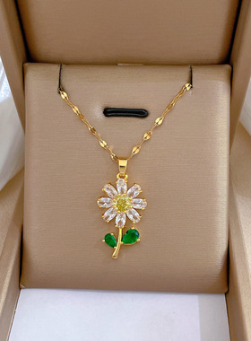 Classic Romantic White Flower Necklace Fashionable and Beaut