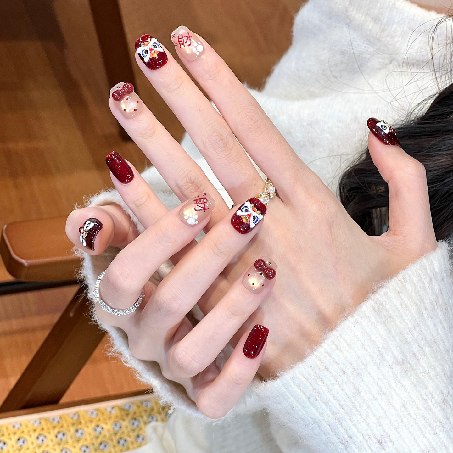 植兔新年招财醒狮穿戴甲短款爆闪喜庆红色美甲猫眼显白氛围感贴片,淘宝优惠券,粉丝福利购,淘宝优惠卷