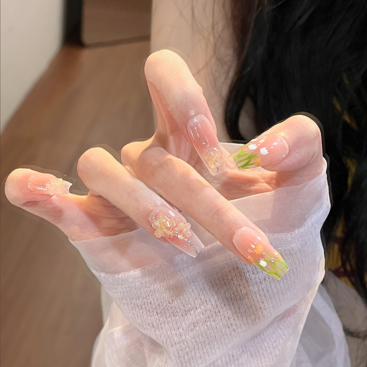 植兔手绘郁金香穿戴甲夏日纯欲裸色花仙子腮红显白美甲贴片高级感,淘宝优惠券,粉丝福利购,淘宝优惠卷