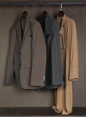 样板房衣帽间意式轻奢衣服皮鞋摆件咖色主题商务男士衣柜软装饰品