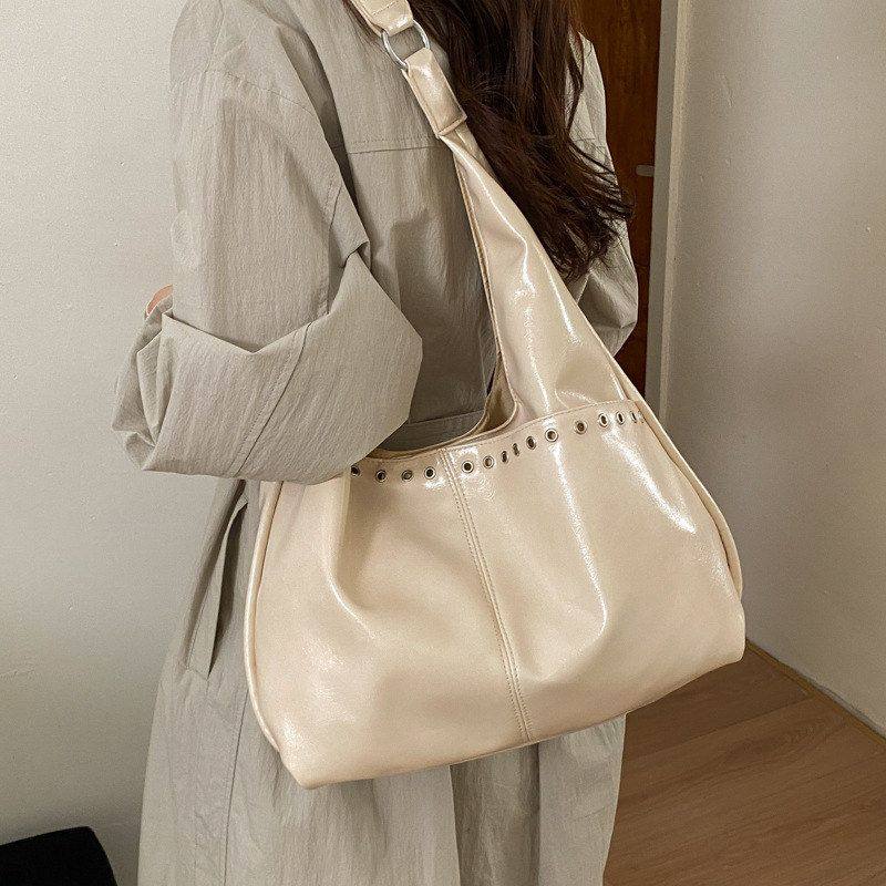 跨境高级感复古铆钉大容量女士托特包2026春新款潮酷机车风单肩包,淘宝优惠券,粉丝福利购,淘宝优惠卷