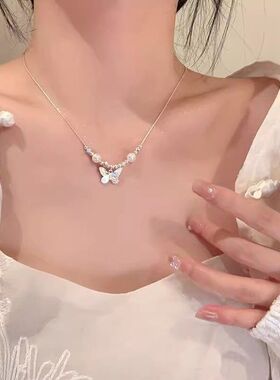ins风珍珠蝴蝶吊坠项链女设计感