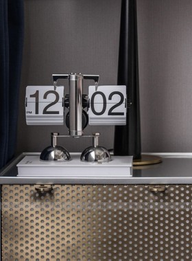 北欧现代创意 天平翻页时钟摆件 男孩房书房卧室软装家居饰品