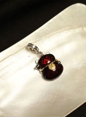 S925银血珀蜜蜡招财猫吊坠约2.2g1.2*1.7cm M6911