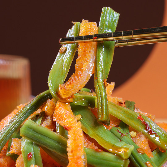 Айян открывает пакет готовых к употреблению острых овощей Конжак дань 15г/пакет