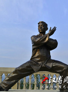 玻璃钢白色效果仿石漆人物雕塑打太极主题雕塑老头公园锻炼雕塑