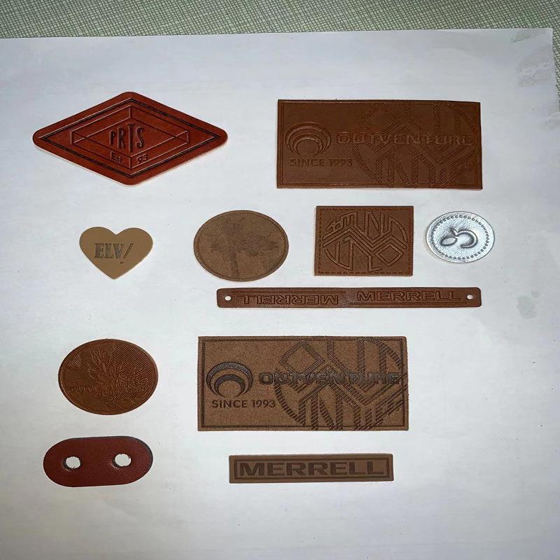 厂家供应全自动商标裁断机凹凸标机自动皮革鞋标商标压字压纹设备 - 图1