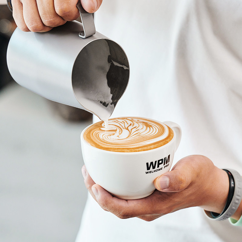 WPM惠家咖啡拉花缸304不锈钢打奶缸斜口压纹奶泡杯#9加宽圆嘴,淘宝优惠券,粉丝福利购,淘宝优惠卷