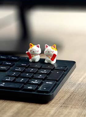 可爱招财猫办公室电脑显示屏装饰摆件办工桌屏幕迷你解压玩偶公仔