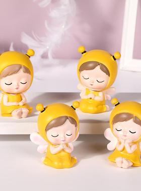 新款直销卡通汽车内车载摆件带翅膀捧脸女孩家居创意树脂工艺品桌