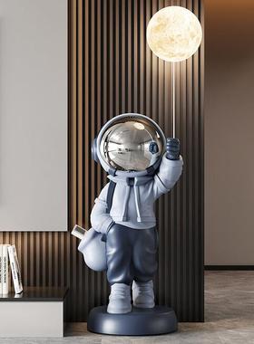太空人客厅装饰品摆件轻奢高档太空人灯电视柜旁大型落地乔迁礼物