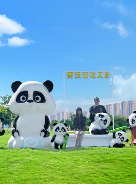 户外卡通熊猫雕塑动物商场网红景区幼儿园林景观玻璃钢草坪大摆件
