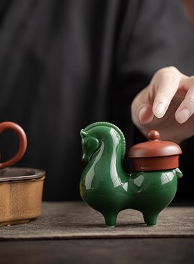 创意陶瓷唐马动物小摆件家居办公室茶道茶宠桌面工艺酒柜装饰摆设