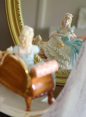 小猫坐沙发看书女孩蕾丝瓷偶客厅奢华陶瓷工艺品中古人物艺术摆件