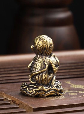 实心纯铜猴子献桃精美摆件生肖可爱小猴子寿桃铜把件仿古铜雕茶宠