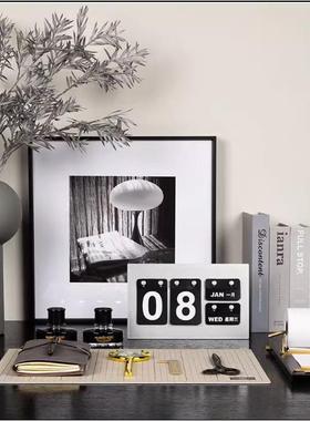 现代样板主间书题房搭设JEC配套装尺笔墨水皮具计软装书桌装饰画