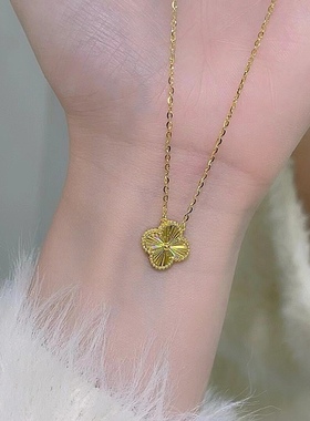 黄金四叶草项链闪到心巴上了！