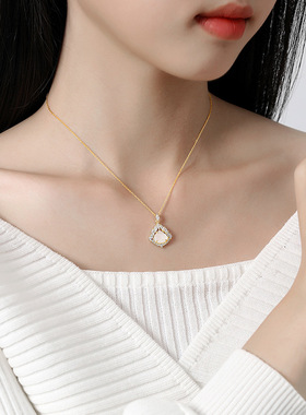 S925纯银白玉髓水滴项链女轻奢小众气质百搭玉石锁骨链送生日礼物