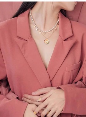 银白色圆牌英文字母项链