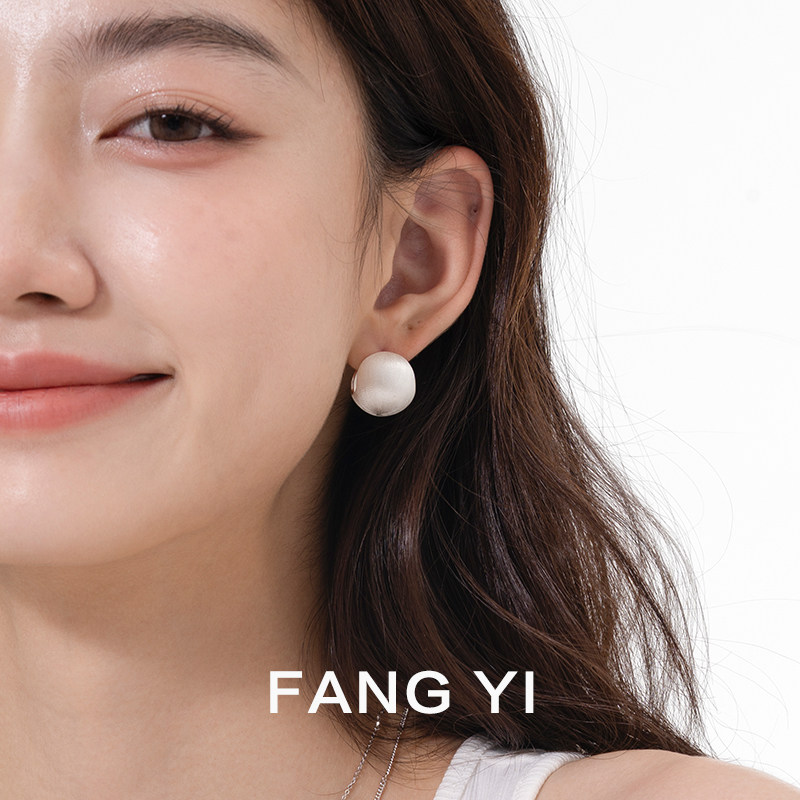方宜FANG YI 缎面拉丝球耳饰温柔高级感百搭耳扣耳饰 FY033