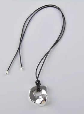 日系极简时尚轻奢小众复s古抽象镂空铜镀吊坠皮绳可调整项链毛衣