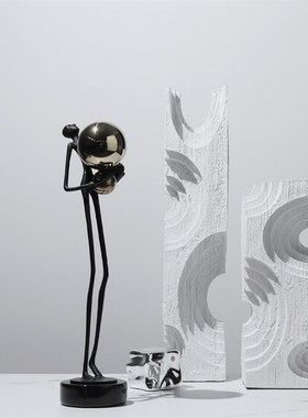 现代轻奢样板间客厅软装抱球人物雕塑摆件酒店展厅金属艺术品摆设