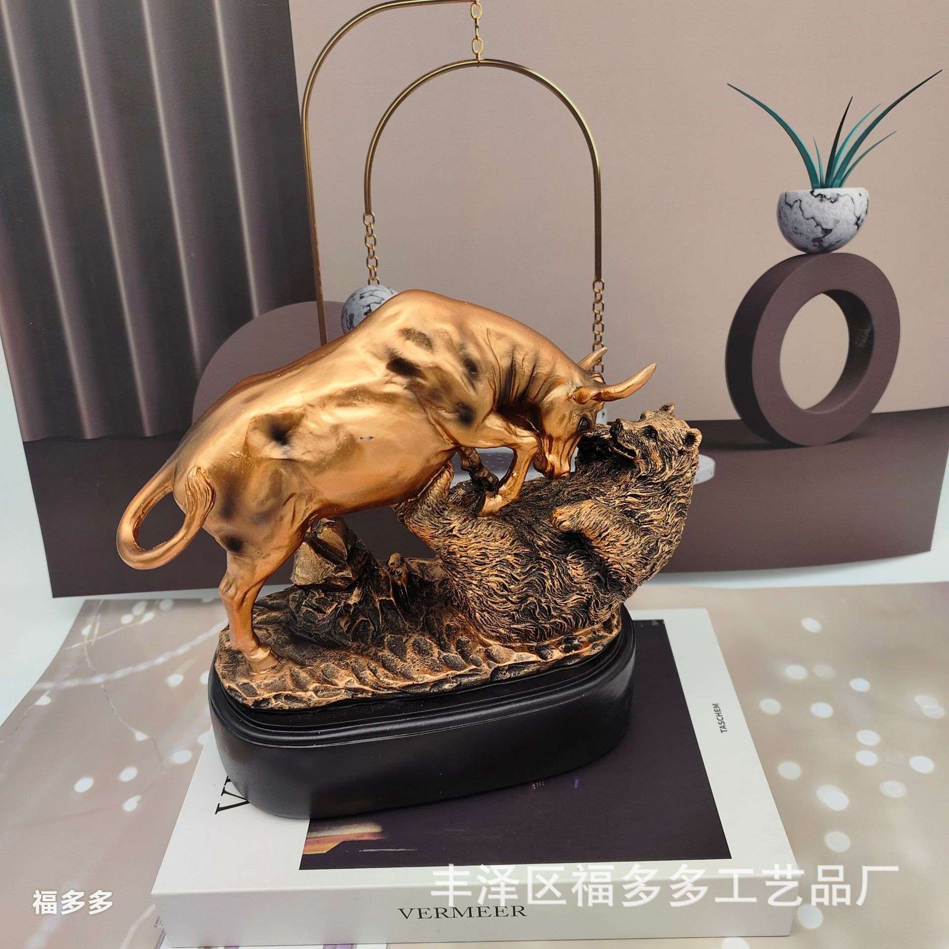 旺市牛熊争办公室装饰品SJA创意脂树工艺品华尔街牛招财霸摆市件