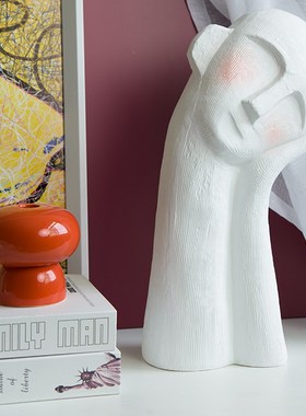 现代简约北欧创意红晕歪头托腮人物摆件陶瓷工艺T品艺术家居装饰