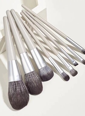 现代样板间衣帽梳妆台摆件