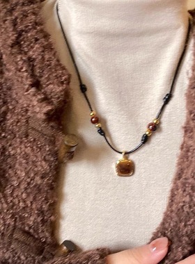 秋冬美拉德虎眼石吊坠项链女款2025新款可抽拉皮绳叠戴毛衣链配饰